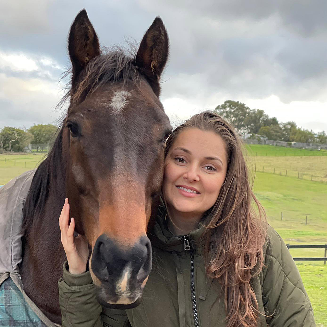 Maja smiling next to horse